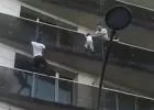 Megmentett egy járókelő egy negyedik emeleti balkonról kilógó gyereket Párizsban