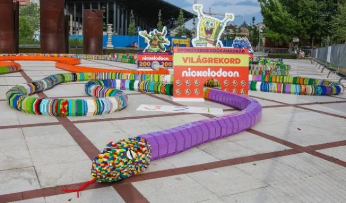Megdőlt a világrekord a Nickelodeonnal: a leghosszabb LEGO-kígyó Budapesten