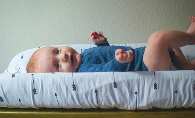 Mit tegyünk, ha leesett a baba a pelenkázóról? - Az agyrázkódás jelei csecsemőkorban és nagyobb gyermekeknél