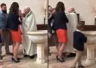 Felpofozta a síró babát a keresztelőjén egy pap