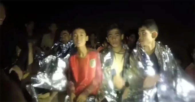 Videón üzent a barlangban rekedt gyerekcsapat