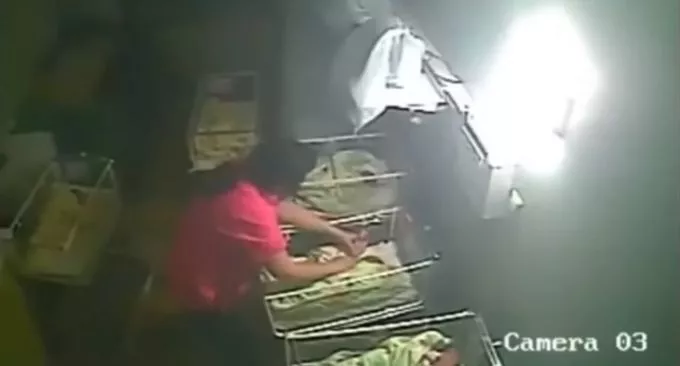 Rejtett kamera buktatta le a brutális szülésznőt: rázta, felpofozta és ököllel ütötte a síró csecsemőt