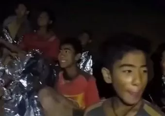 A FIFA meglepetése a barlangból kimentett thaiföldi gyerekek számára