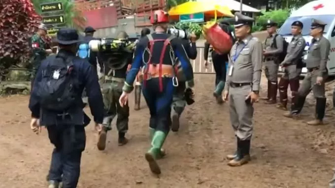 Mindenki kijutott a thaiföldi barlangból - Így mentették ki őket (videó)