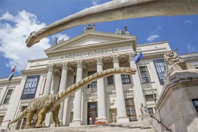 Szombaton nyílik a dinoszauruszkiállítás a szegedi Móra-múzeumban