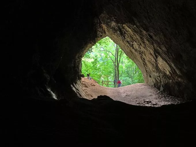 21 gyermek és 7 felnőtt rekedt az eső miatt az Istállós-kői barlangnál
