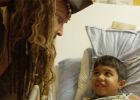 Ennyire jó fej Johnny Depp: beteg gyerekeket látogattak meg a kórházban a Karib tenger kalózai