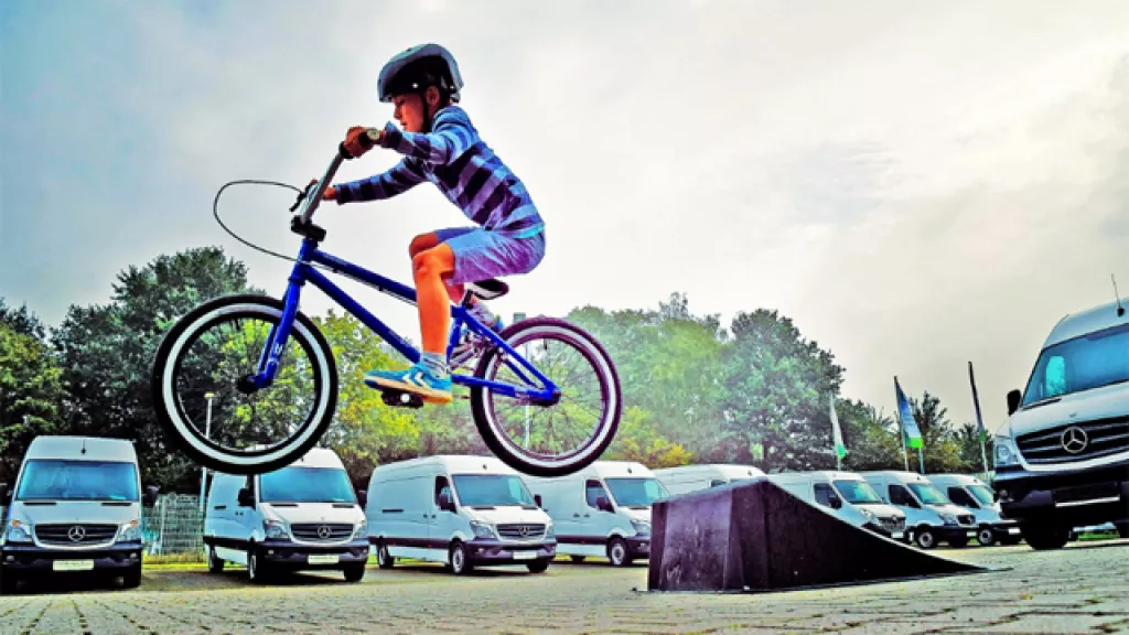 BMX-szel ugrató gyerek