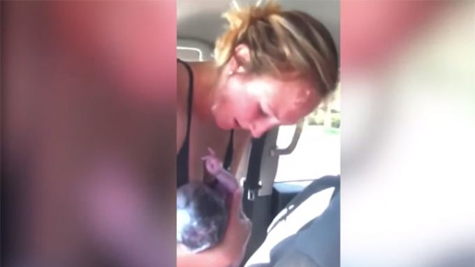 Menet közben, autója első ülésén adott életet egy nő a babájának (VIDEÓ) Menet közben, autója első ülésén adott életet egy nő a babájának (VIDEÓ)