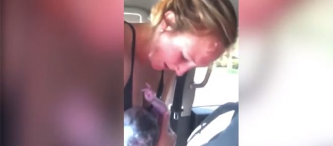 Menet közben, autója első ülésén adott életet egy nő a babájának (VIDEÓ) Menet közben, autója első ülésén adott életet egy nő a babájának (VIDEÓ)