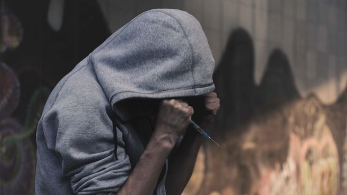 Injekciós tűvel szúrt combon egy drogos egy anyát a villamoson Injekciós tűvel szúrt combon egy drogos egy anyát a villamoson