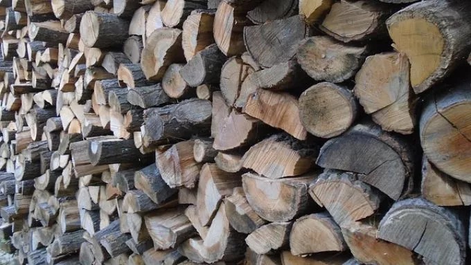 Még egy hónapig igényelhetik a téli rezsicsökkentést a fával és szénnel fűtők 