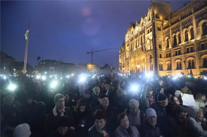 A tudomány és az oktatás szabadságáért tüntettek civilek Budapesten