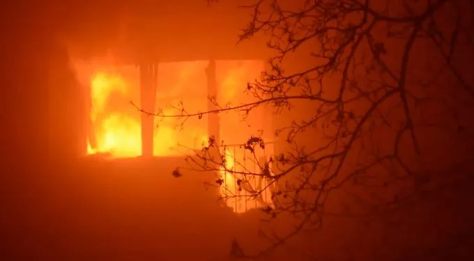 Tűz ütött ki egy budapesti kollégiumban, egy ember meghalt (videó)