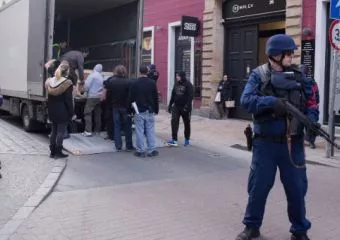 Erős rendőri kísérettel érkeztek meg az inka kincsek Budapestre