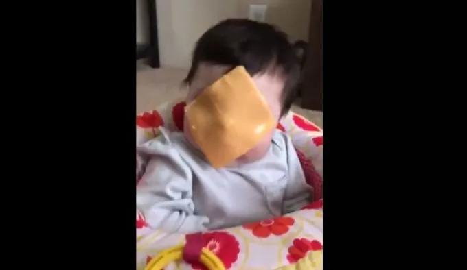 Az értelmetlen kihívások netovábbja: sajtszeletet dobnak babáik arcába a szülők