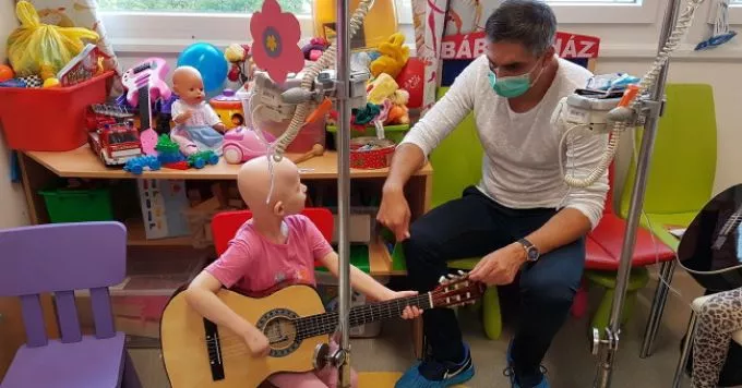 Beteg gyermekeket gyógyít zenéjével Seres Antal már nyolc éve 