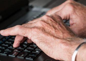 Középiskolásokkal hódíthatják meg a digitális világot a magyar nyugdíjasok