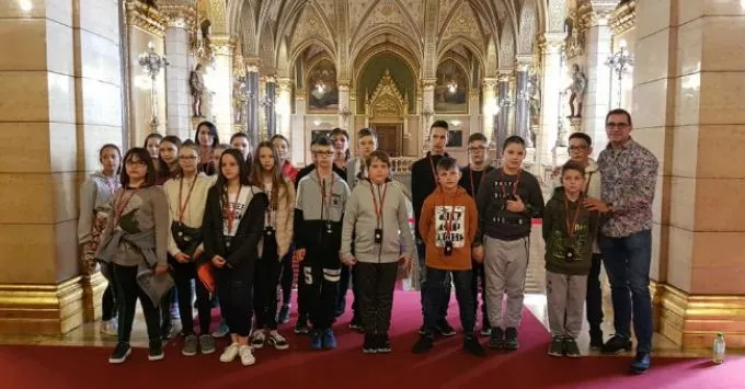 Hátrányos helyzetű gyermekeknek szervezett kulturális kirándulást Budapesten Baricz Dezső