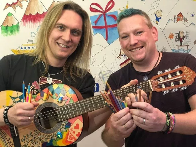A Pokolgép gitárosa fia miatt írt egy dalt az Autizmus Világnapjára - Az Autisták Védőotthonát támogatják a Tulipános kerttel
