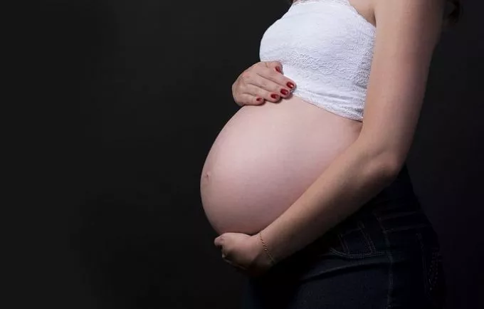 Családvédelmi akcióterv: "Ismétlődő szülés veszélye" miatt nem dolgozhatnak a nők az állami cégnél
