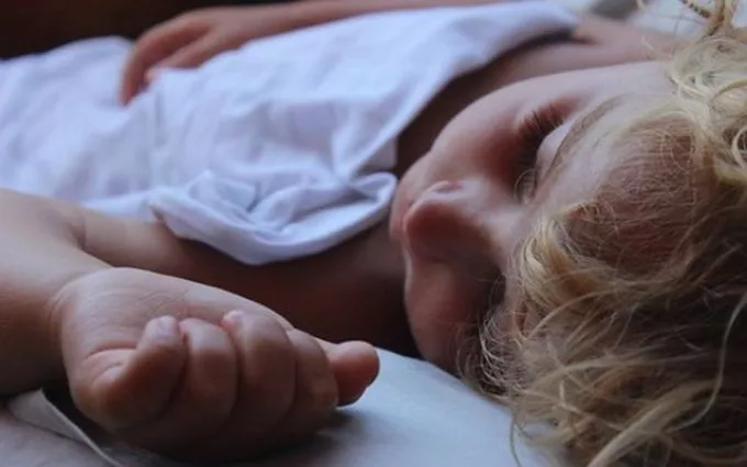 Kiszedte az alvó 15 hónapos babája szemöldökét, szétszedték a kommentelők