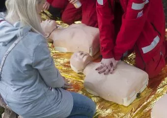 Mit tegyek, ha a közelben rosszul lesz valaki? Újraélesztés lépésről-lépésre