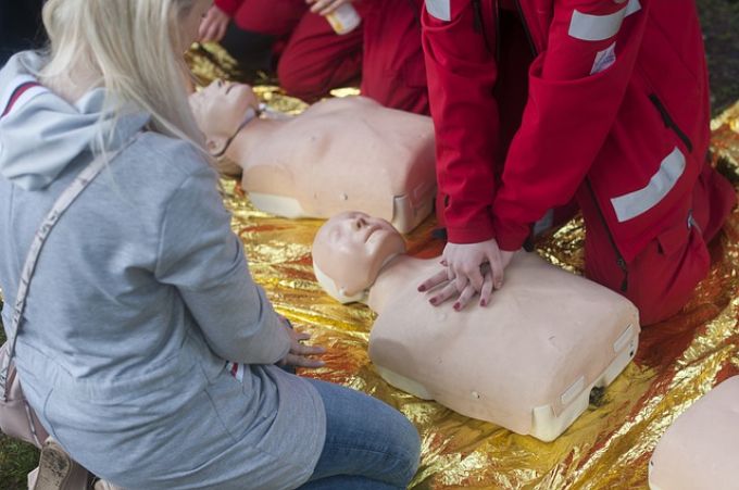 Mit tegyek, ha a közelben rosszul lesz valaki? Újraélesztés lépésről-lépésre Mit tegyek, ha a közelben rosszul lesz valaki? Újraélesztés lépésről-lépésre