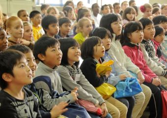 Önállóság japán módra: ahol a gyerekek maguk takarítják az iskolát (videóval!)