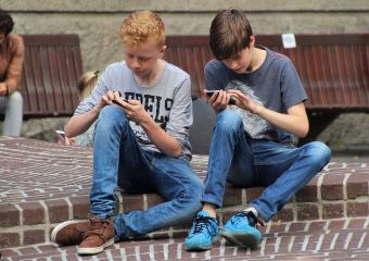 8 szabály, amit beszéljetek meg, mielőtt a gyerek megkapja az első okostelefonját