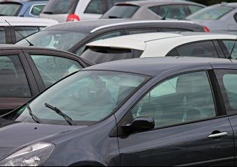 Kétéves kislányt hagytak a tűző napon egy lezárt autóban Dorogon