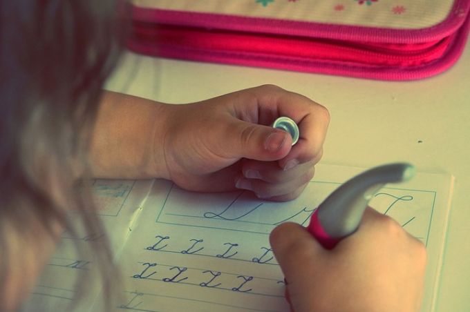 Otthon írja meg a leckéjét vagy legyen napközis? Érvek és ellenérvek mindkét oldalról Otthon írja meg a leckéjét vagy legyen napközis? Érvek és ellenérvek mindkét oldalról