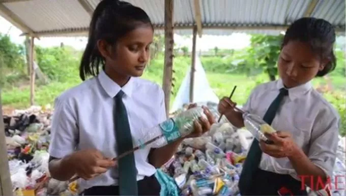 Műanyagszeméttel fizetik a tandíjat egy indiai iskolában