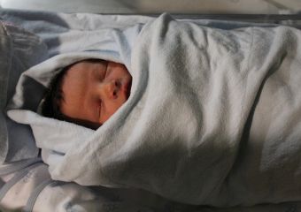 A régi babagondozási módszerek csodálatos hatásai: újra divatba jött a bölcső és a pólya
