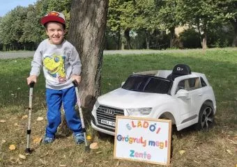 Az elektromos autóját ajánlja fel Zente gyógyulásáért egy beteg kisfiú