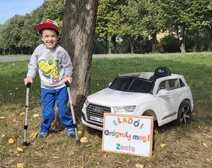 Az elektromos autóját ajánlja fel Zente gyógyulásáért egy beteg kisfiú