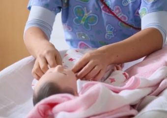 Csecsemőgondozási tippek kezdő szülőknek az októberi Semmelweis Egészség Napon 