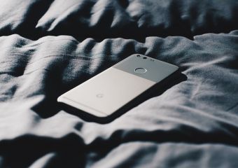 Felrobbant a töltőn lévő mobiltelefon, meghalt egy 14 éves lány