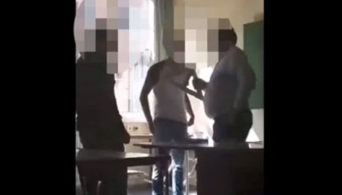 Kirúgták az iskolából a tanárukat bántalmazó diákokat - kiderült, miért támadtak a pedagógusra Kirúgták az iskolából a tanárukat bántalmazó diákokat - kiderült, miért támadtak a pedagógusra