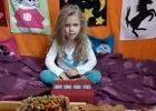 Tündéri magyar kislány szeretteti meg kortársaival a versmondást