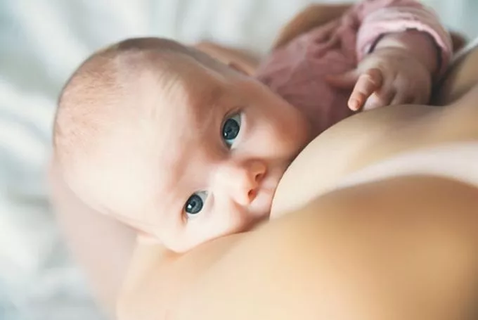 Megjelent a csecsemőtáplálás legújabb irányelve: igény szerinti szoptatás, és óvatosan a tápszerrel
