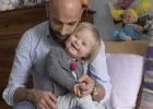 Senkinek sem kellett a Down-szindrómás baba, egy egyedülálló férfi azonban örökbe fogadta