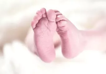 Megszületett az első baba, akivel mindkét anyja terhes volt