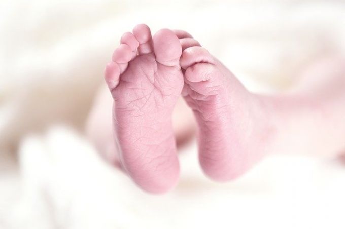 Megszületett az első baba, akivel mindkét anyja terhes volt Megszületett az első baba, akivel mindkét anyja terhes volt