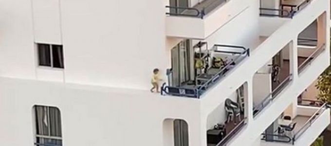Hátborzongató felvétel: a negyedik emeleti homlokzaton sétált egy kisgyerek Tenerifén Hátborzongató felvétel: a negyedik emeleti homlokzaton sétált egy kisgyerek Tenerifén