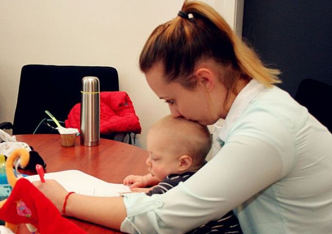 Héthónapos fiával az ölében vizsgázott egy hallgató az ELTE-n