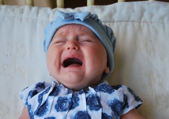 Azzal nem kényezteted el a babát, ha minden alkalommal felveszed és megnyugtatod, amikor sír