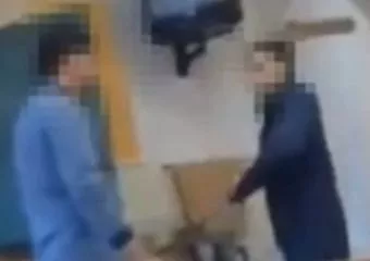 Köpködte és fenyegette tanárát egy nagykátai diák, osztálytársai biztatták közben