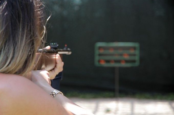 Életveszélyesen megsérült egy kisfiú, akit véletlenül lőtt meg a nővére Életveszélyesen megsérült egy kisfiú, akit véletlenül lőtt meg a nővére
