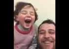 Szívszorító videó: minden alkalommal, amikor bomba robban, nevetésben tör ki a szír apuka a kislányával